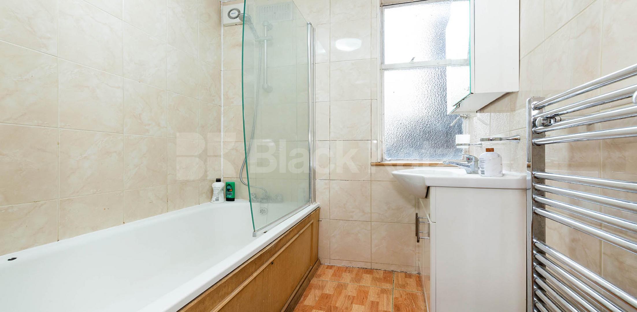 Spacious two bed good for three sharers mins to Euston Cranleigh Street, Camden